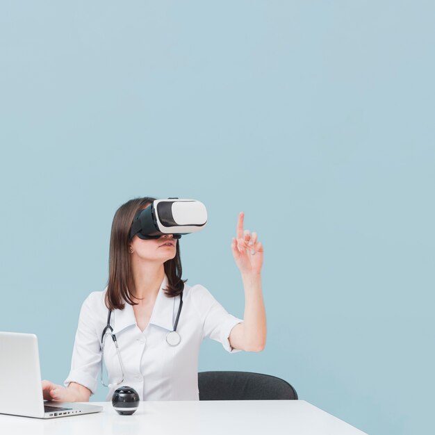 Vista frontal de la doctora con casco de realidad virtual