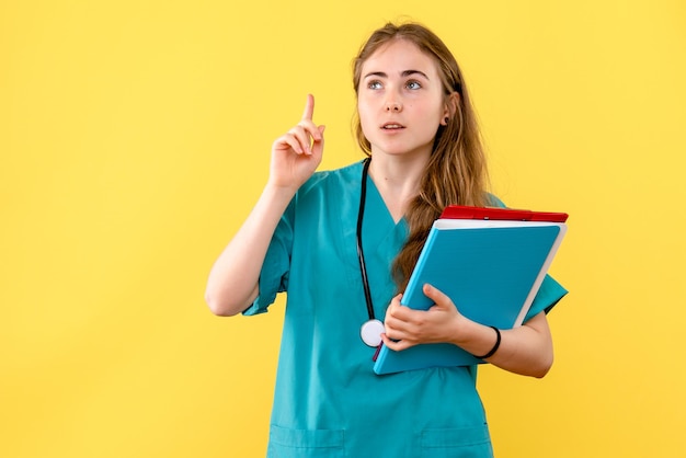 Vista frontal de la doctora con expedientes médicos