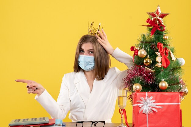 Vista frontal de la doctora en máscara estéril con corona