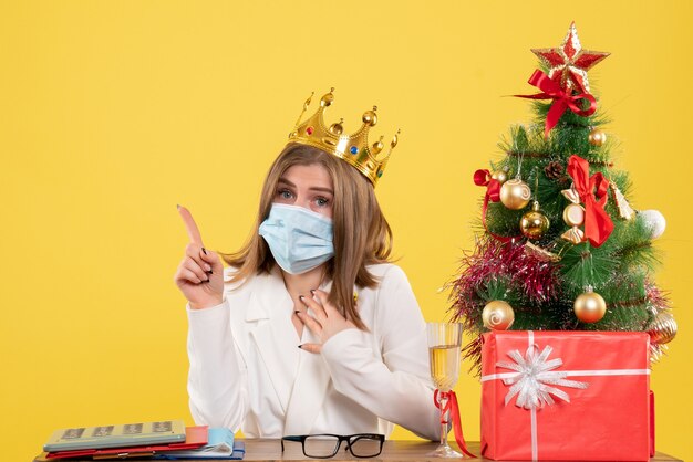 Vista frontal de la doctora en máscara estéril con corona