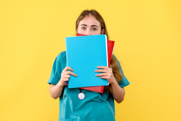 Vista frontal de la doctora con notas médicas