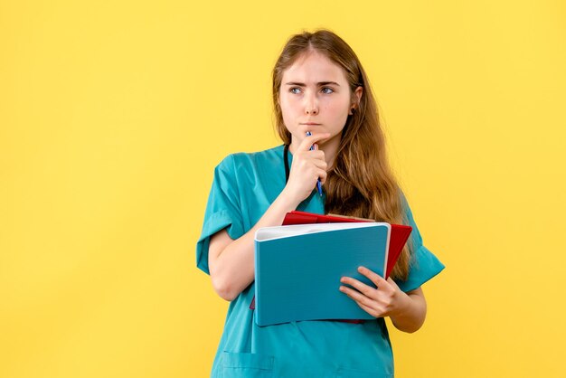 Vista frontal de la doctora con notas médicas