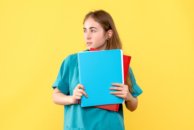 Vista frontal de la doctora con notas médicas