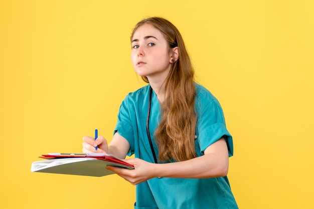 Vista frontal de la doctora con notas médicas