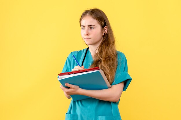 Vista frontal de la doctora con notas médicas