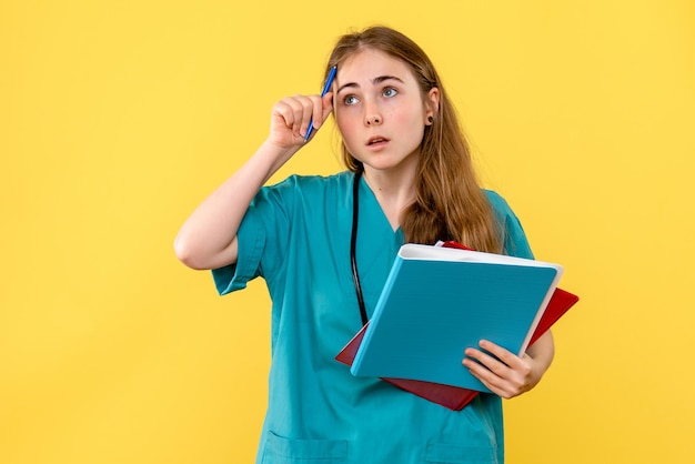 Vista frontal de la doctora con notas médicas