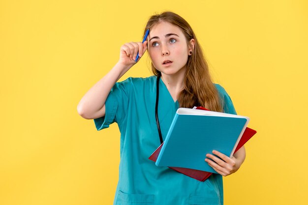 Vista frontal de la doctora con notas médicas