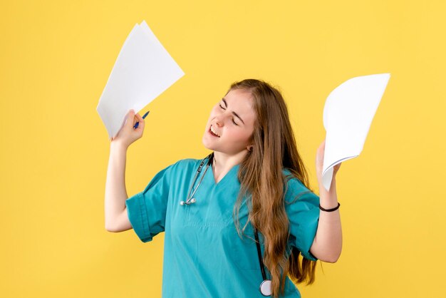 Vista frontal de la doctora con papeles