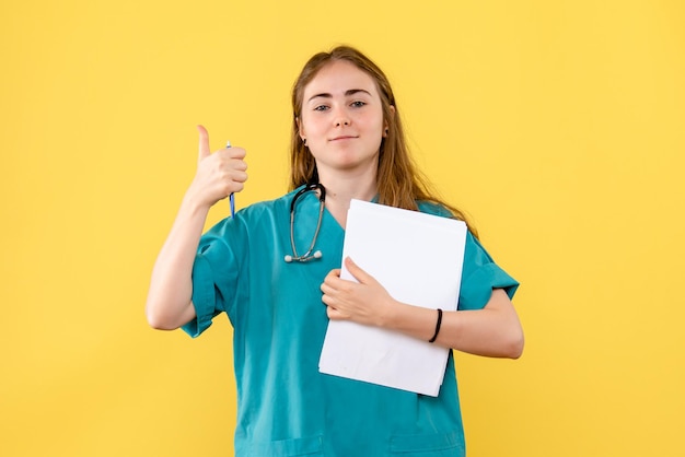 Foto gratuita vista frontal de la doctora con papeles