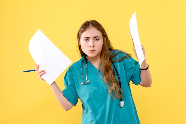 Vista frontal de la doctora con papeles