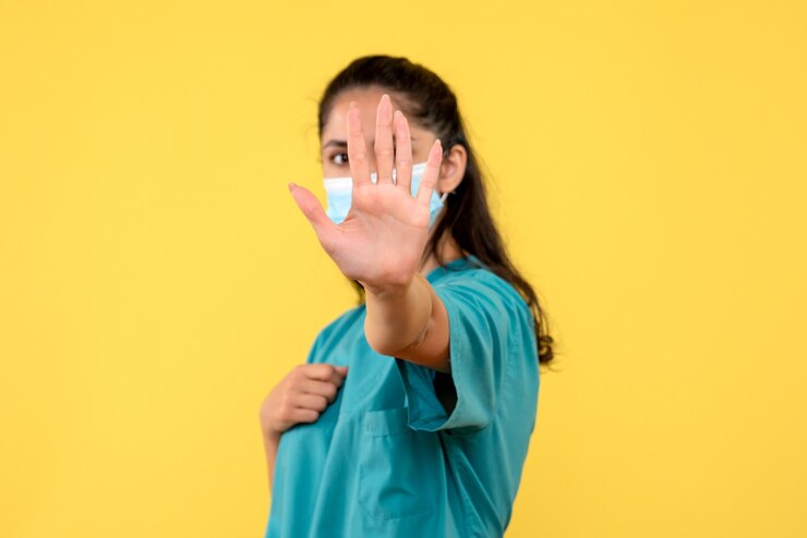 Foto gratuito vista frontal doctora poniendo la mano delante de su cara
