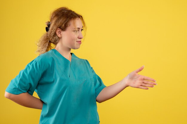 Vista frontal doctora en saludo de camiseta médica, enfermera médica de color covid-19 de salud