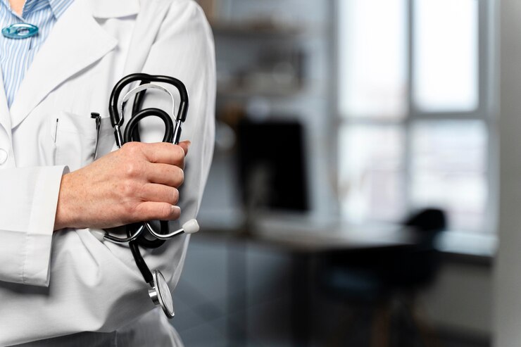 Foto gratuito vista frontal de la doctora sosteniendo un estetoscopio con espacio de copia