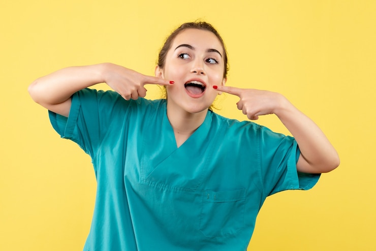 Foto gratuito vista frontal de la doctora en traje médico en pared amarilla