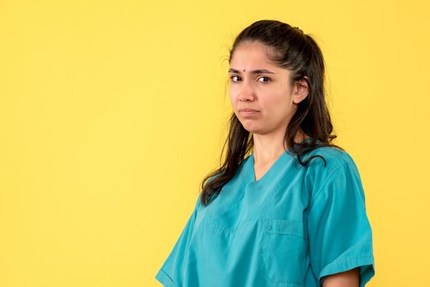 Vista frontal doctora en uniforme de pie