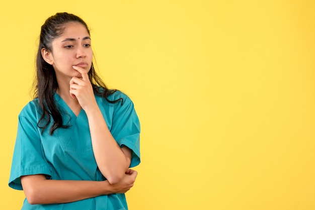 Vista frontal doctora en uniforme de pie