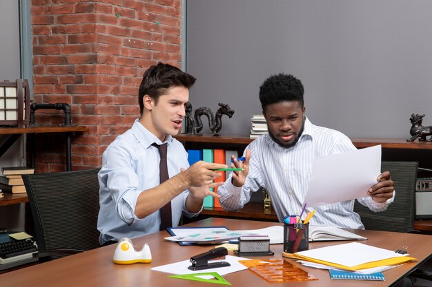 Vista frontal de dos empresarios trabajadores que satisfacen trabajar juntos