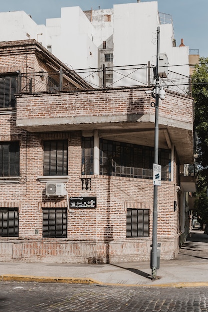 Vista frontal del edificio en la ciudad.