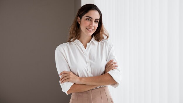 Vista frontal, de, elegante, mujer de negocios