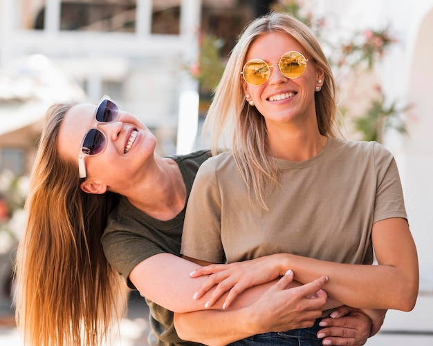 Foto gratuita vista frontal, elegante, mujeres jóvenes, sonriente