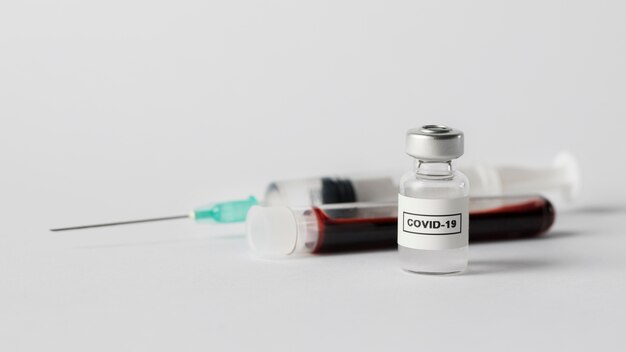 Vista frontal de elementos vacunales y muestra de sangre