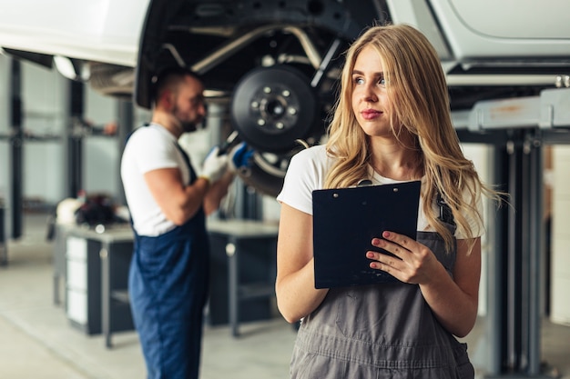 Vista frontal de los empleados del servicio de automóviles en el trabajo