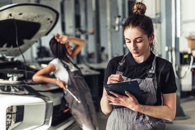 Vista frontal de los empleados del servicio de automóviles