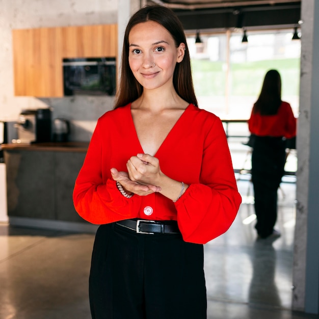 Foto gratuita vista frontal de la empresaria sonriente con lenguaje de señas