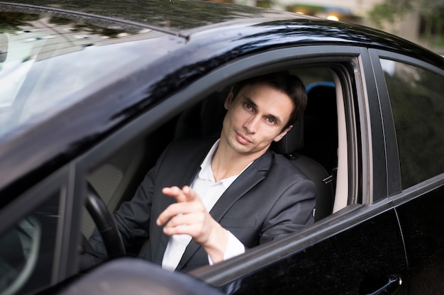 Vista frontal del empresario en auto