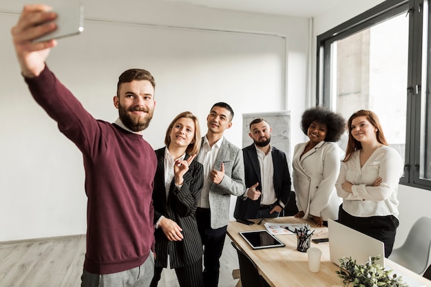 Foto gratuita vista frontal de empresarios tomando una selfie