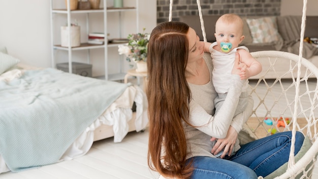 Foto gratuita vista frontal de la encantadora madre y niño