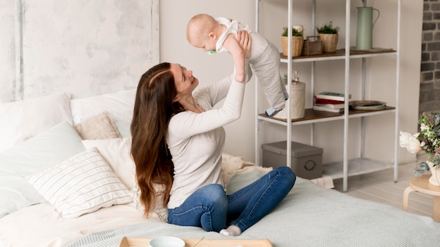 Foto gratuita vista frontal de la encantadora madre y su hijo