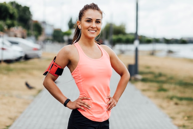 Vista frontal de la encantadora mujer sonriente