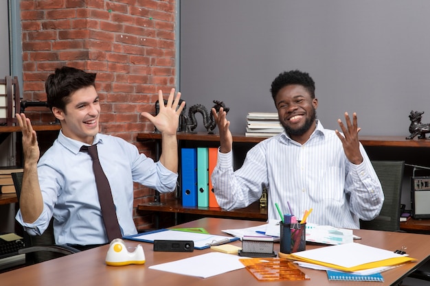 Vista frontal encantados gerentes de negocios trabajando juntos