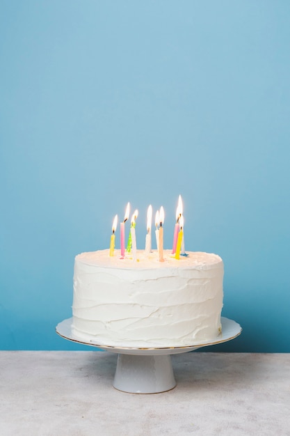 Vista frontal encendió velas en el pastel de cumpleaños