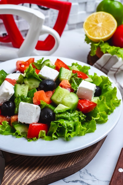 Vista frontal ensalada griega de lechuga con aceitunas negras