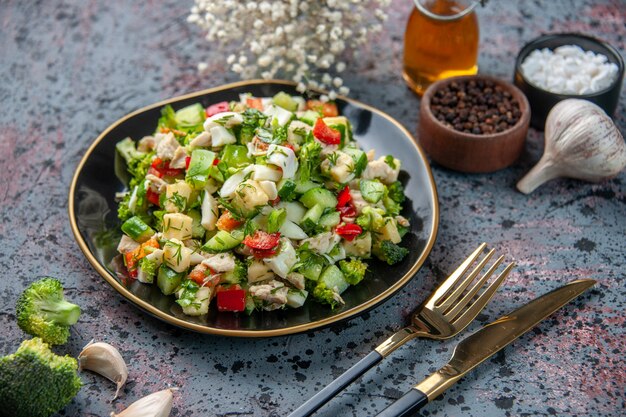 Vista frontal ensalada de verduras con condimentos y ajo en la superficie oscura restaurante de comida cocina fresca color almuerzo dieta salud