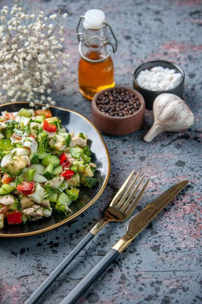 Vista frontal ensalada de verduras con condimentos y ajo en la superficie oscura restaurante de comida cocina fresca dieta de color salud