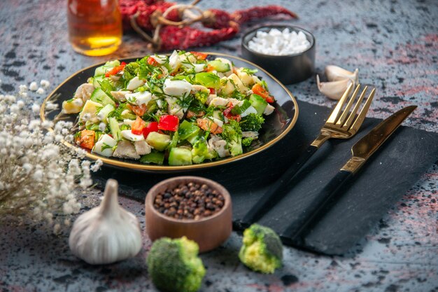 Vista frontal de la ensalada de verduras consta de pepino, queso y tomates dentro de la placa