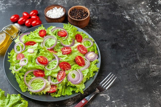 Vista frontal ensalada de verduras frescas con ensalada verde cebollas y tomates en el fondo gris comida ensalada comida salud foto dieta color maduro