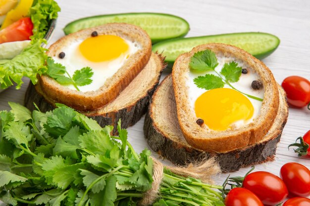 Vista frontal ensalada de verduras frescas con tostadas de huevo sobre fondo blanco almuerzo comida madura desayuno ensalada dieta vida saludable comida