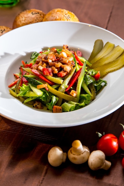 Vista frontal ensalada de verduras con pepinos salados, champiñones y tomates