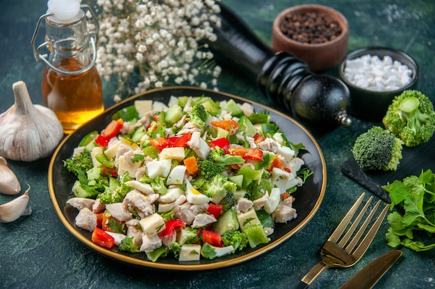 Vista frontal ensalada de verduras con queso en la superficie oscura comida del restaurante color de la comida dieta saludable comida cocina fresca almuerzo