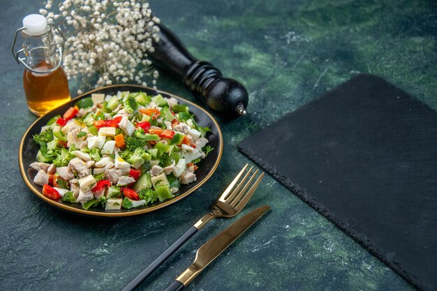 Vista frontal ensalada de verduras con queso en la superficie oscura de la comida del restaurante color salud almuerzo dieta comida cocina fresca