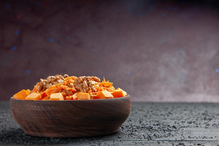 Foto gratuito vista frontal ensalada de zanahoria fresca ensalada rallada con nueces y ajo en el escritorio oscuro ensalada de dieta color nuez salud
