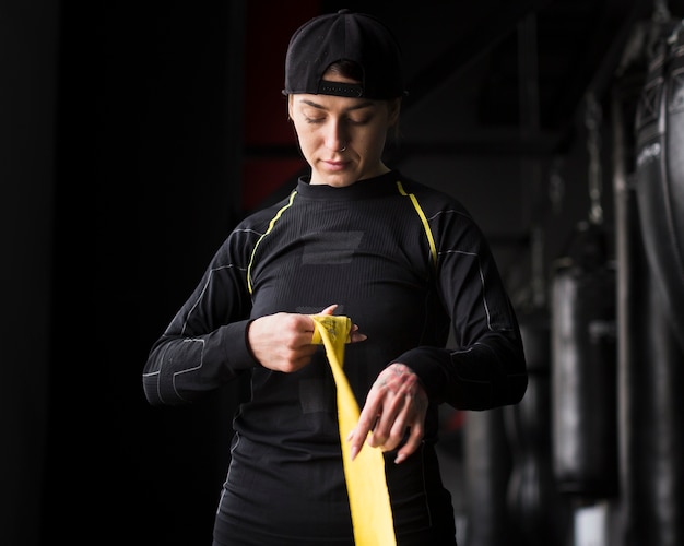 Foto gratuita vista frontal del entrenador de boxeadora con cordón elástico