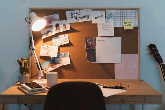 Vista frontal del escritorio de trabajo para estudiantes