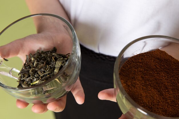 Una vista frontal de especies de café en polvo niño pequeño