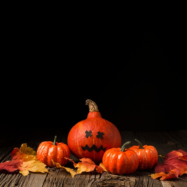 Vista frontal espeluznante calabazas de halloween