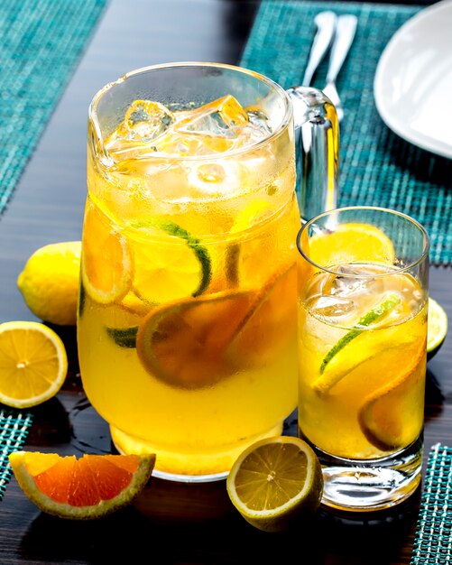 Vista frontal estimulante limonada con lima limón y naranja